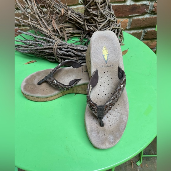 Volatile Platform Wedge Sandals - Picture 6 of 11